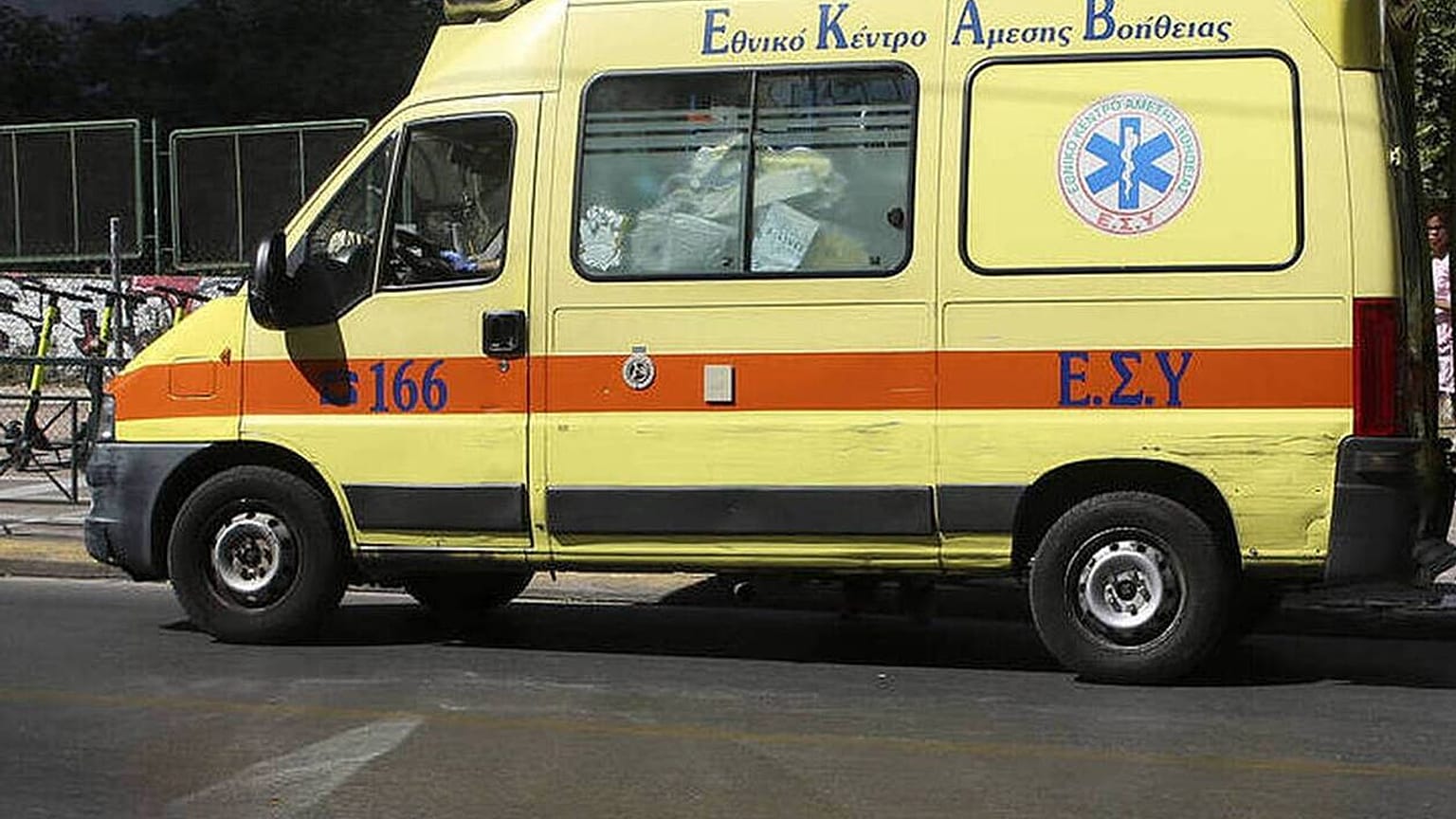Eπίθεση με τσεκούρι στην Εφορία Κοζάνης - Τέσσερις τραυματίες