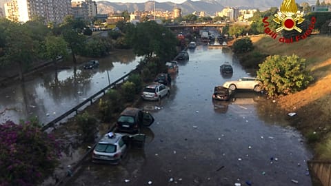 Palermo: Unwetter verwandelt Straßen in Flüsse
