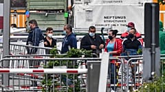 Llegada de trabajadores del matadero Toennies, que experimentó un gigantesco rebrote. Ha sido reabierto con medidas de seguridad muy estrictas.