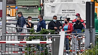 Llegada de trabajadores del matadero Toennies, que experimentó un gigantesco rebrote. Ha sido reabierto con medidas de seguridad muy estrictas.