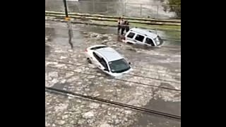 در غرب مکزیک خودروها را آب برد