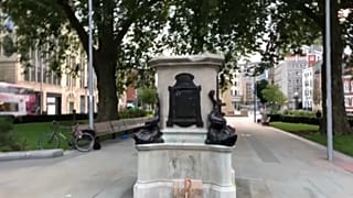 Bristol, statue finite: abbattuta quella dello schiavista, rimossa quella dell'attivista nera
