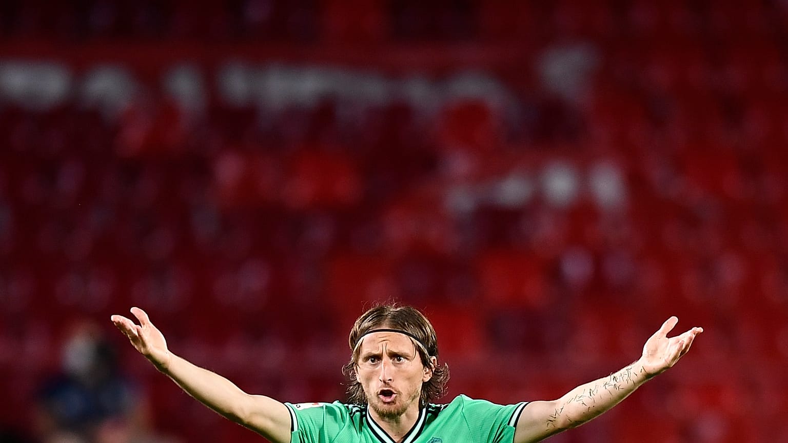 Le madrilène Luka Modric lors du match contre Grenade au stade Los Carmenes de Grenade, Espagne, le lundi 13 juillet 2020