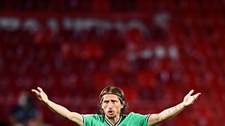 Le madrilène Luka Modric lors du match contre Grenade au stade Los Carmenes de Grenade, Espagne, le lundi 13 juillet 2020