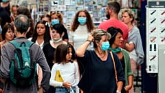 Gente pasea por Bayona, Francia