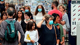 Gente pasea por Bayona, Francia
