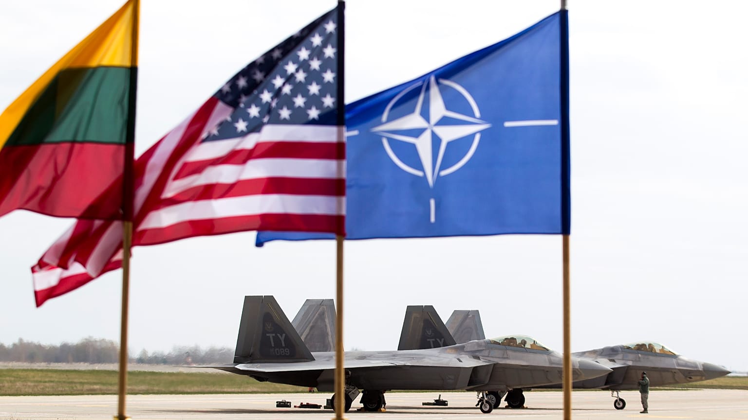 Самолеты ВВС США на авиабазе Шяуляй под Вильнюсом