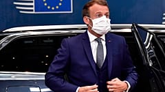 الرئيس الفرنسي إيمانويل ماكرون عند وصوله إلى المجلس الأوروبي، مقر انعقاد القمة في بروكسل