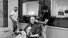 Friseur auf "Tour de France": Frische Frisuren für Obdachlose
