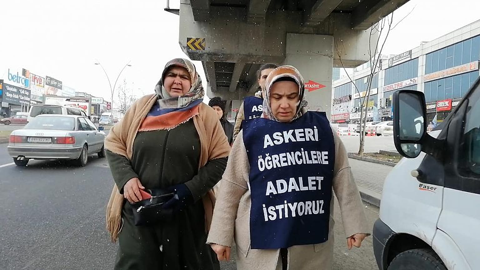 Hava Harp Okulu öğrencisi Furkan Çetinkaya'nın annesi Melek Çetinkaya (sağda) 
