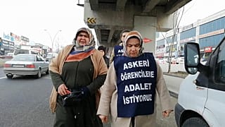 Hava Harp Okulu öğrencisi Furkan Çetinkaya'nın annesi Melek Çetinkaya (sağda) 