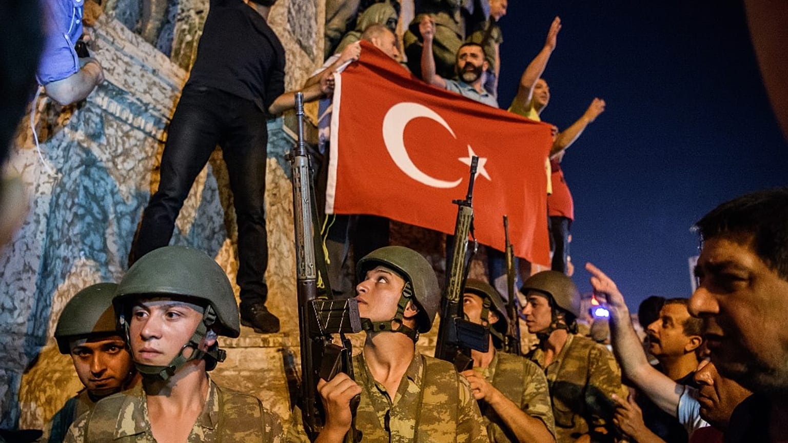 Soldati in piazza Taksim a Istanbul - luglio 2016
