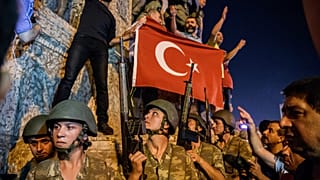 Soldati in piazza Taksim a Istanbul - luglio 2016