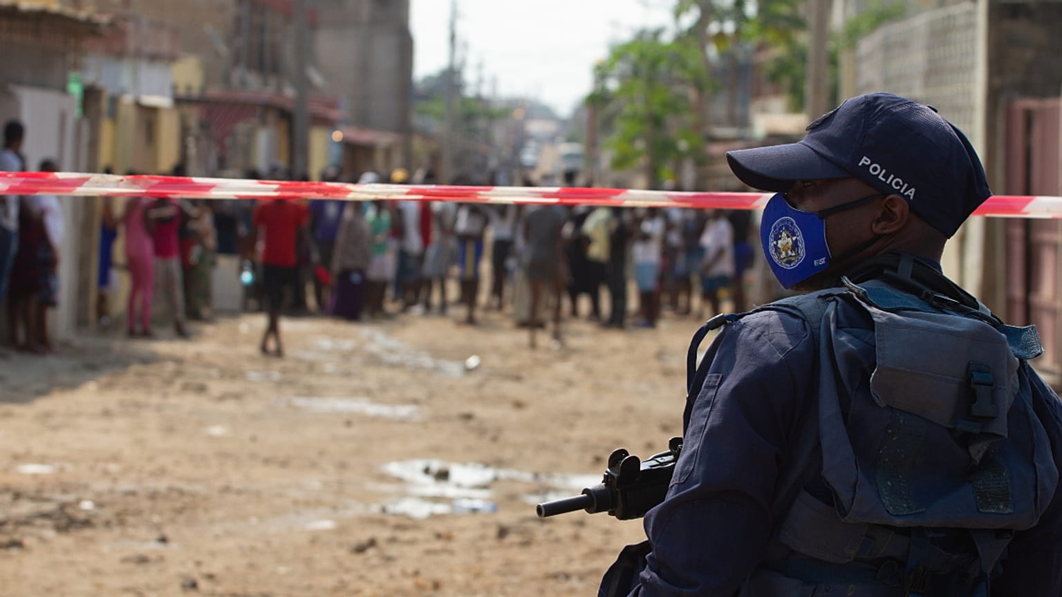 Agente da polícia angolana observa protesto em Hoji-Ya-Henda, Luanda