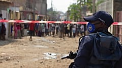 Agente da polícia angolana observa protesto em Hoji-Ya-Henda, Luanda