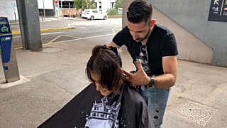 Kévin Ortega, le coiffeur solidaire des sans-abri