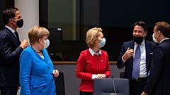 Mark Rutte, Angela Merkel, Ursula von der Leyen, Giuseppe Conte és Emmanuel Macron az EU-csúcson