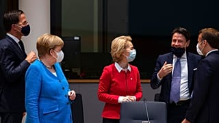Mark Rutte, Angela Merkel, Ursula von der Leyen, Giuseppe Conte és Emmanuel Macron az EU-csúcson