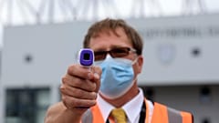 Paris de température avant le match de football de Premier League anglaise entre Norwich City et Burnley au Carrow Road Stadium à Norwich, le 18 juillet 2020