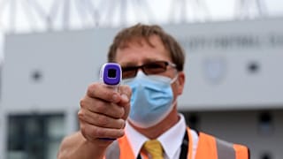 Paris de température avant le match de football de Premier League anglaise entre Norwich City et Burnley au Carrow Road Stadium à Norwich, le 18 juillet 2020