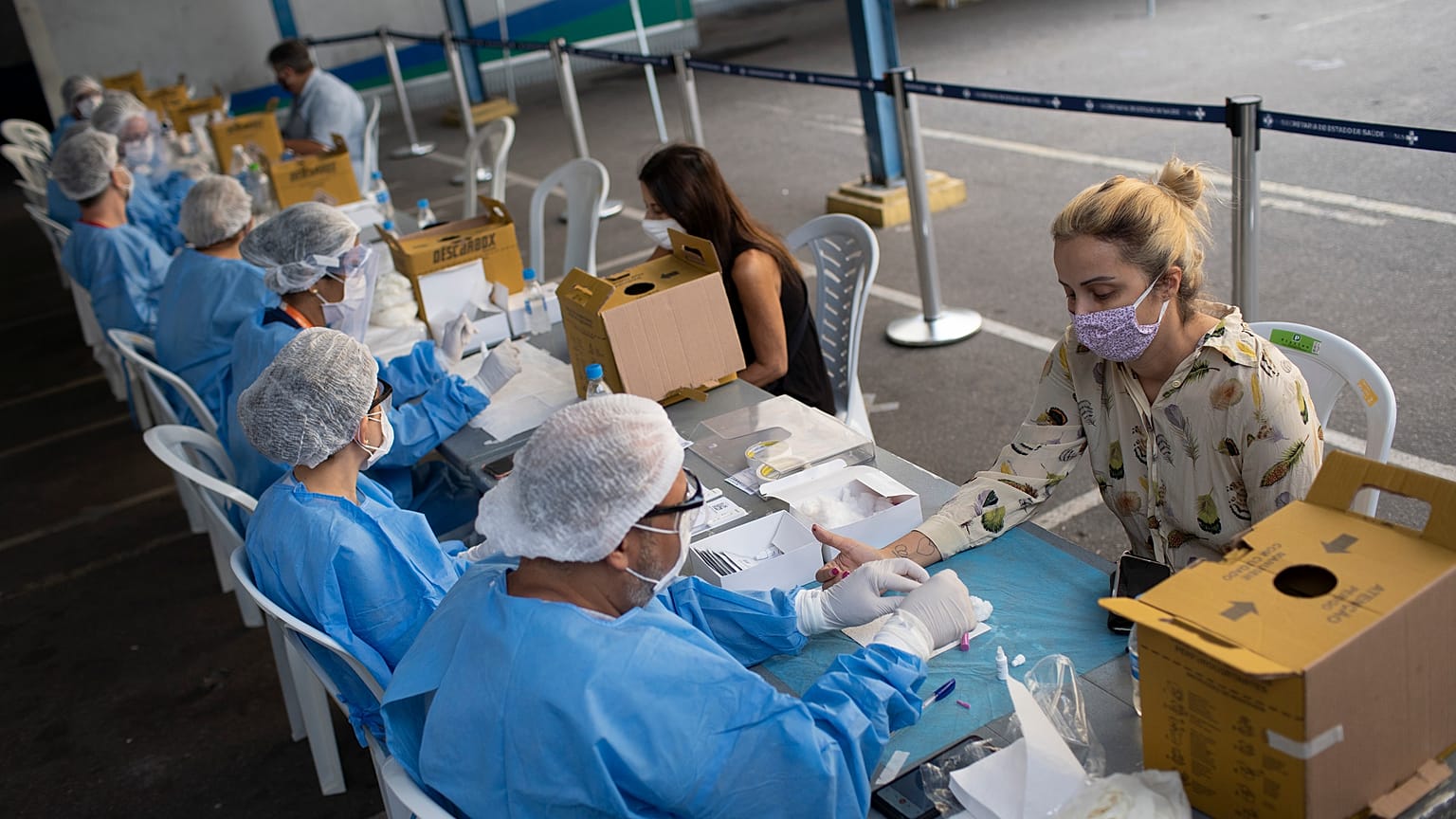 La curva de la pandemia se estabiliza en Brasil mientras el mundo da marcha atrás ante los rebrotes
