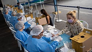 La curva de la pandemia se estabiliza en Brasil mientras el mundo da marcha atrás ante los rebrotes