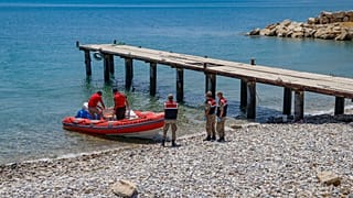 Van Gölü'nde batan göçmen teknesine arama çalışmaları 