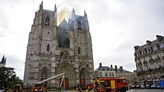 Forte suspeita de fogo posto na catedral de Nantes