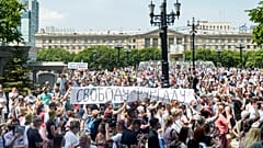 Rusya'nın uzak doğu şehri Habarovsk'ta binlerce kişi Kremlin'i protesto etti