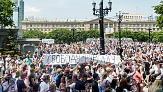 Rusya'nın uzak doğu şehri Habarovsk'ta binlerce kişi Kremlin'i protesto etti