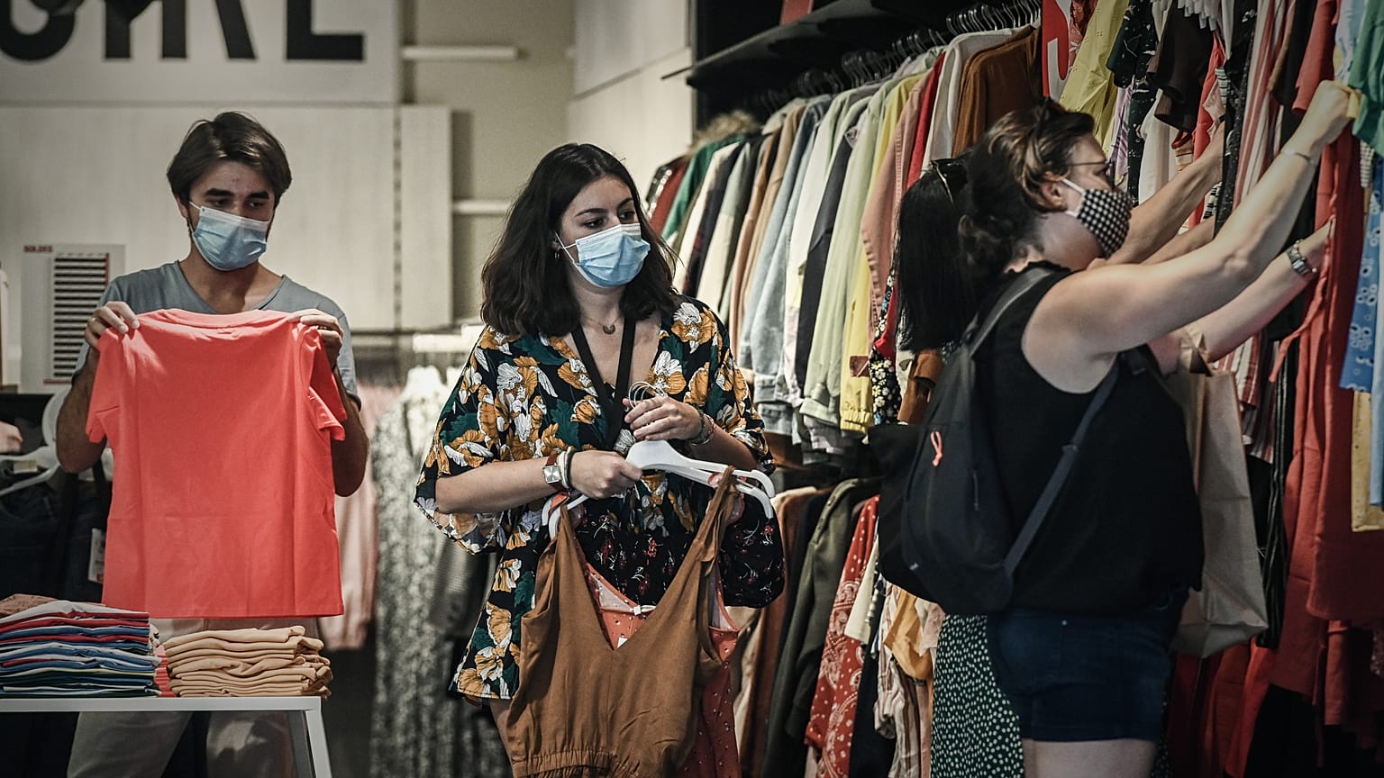 Des clientes dans un magasin portent un masque pendant la pandémie de Coid-19, Bordeaux, France, le 19 juillet 2020