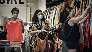 Des clientes dans un magasin portent un masque pendant la pandémie de Coid-19, Bordeaux, France, le 19 juillet 2020