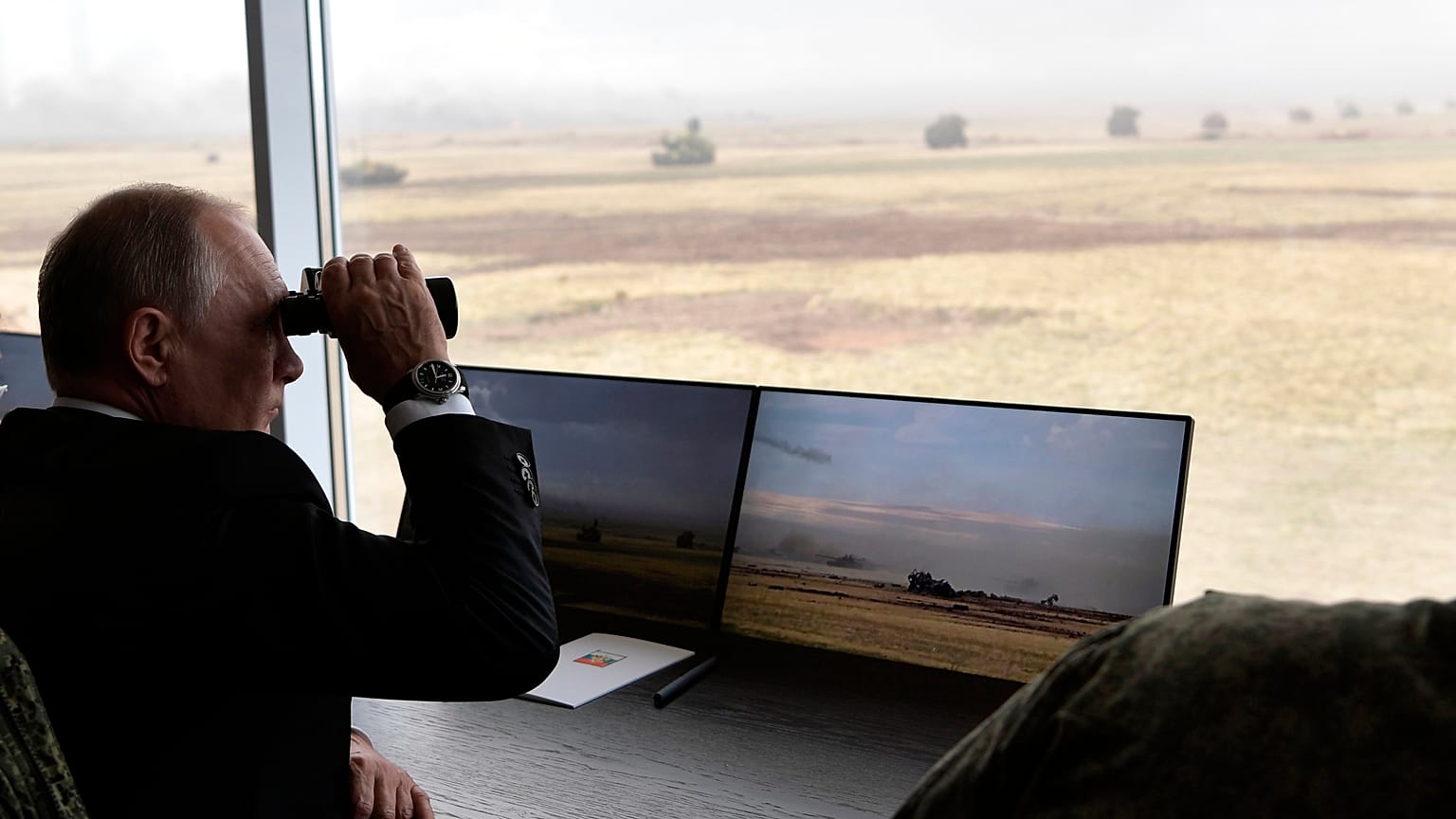 Rusya lideri Putin 2019'da yapılan bir tatbikatı izlerken/Arşiv