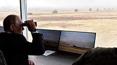 Rusya lideri Putin 2019'da yapılan bir tatbikatı izlerken/Arşiv
