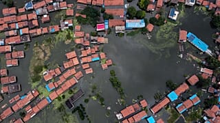 Çin'in güneyindeki aşırı yağışlar nedeniyle Yangzı Nehri taştı, ölü sayısı artıyor 