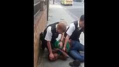 Londra'da gözaltına aldığı kişinin kafasına diziyle bastıran polis memuru açığa alındı