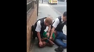 Londra'da gözaltına aldığı kişinin kafasına diziyle bastıran polis memuru açığa alındı
