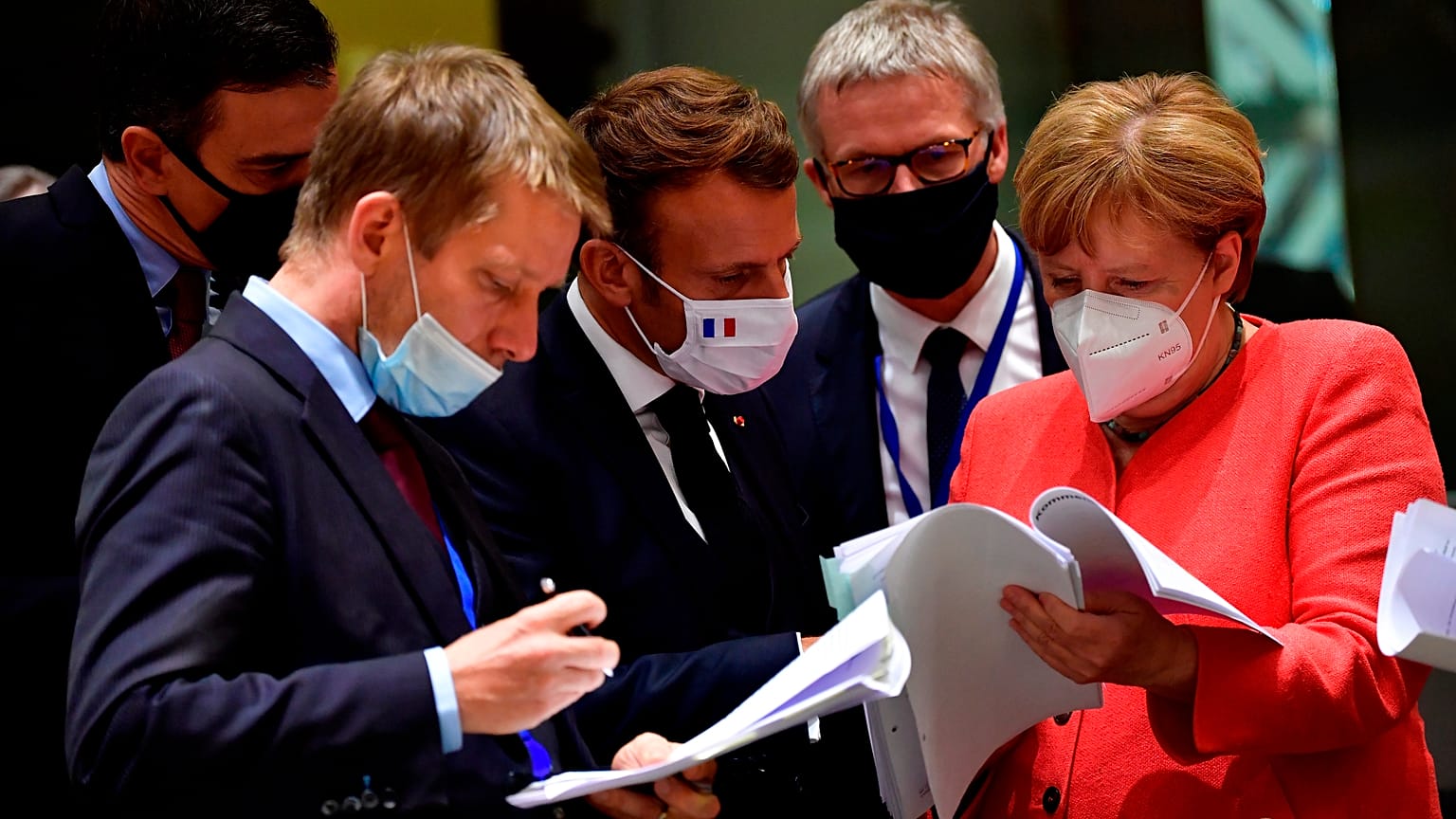 La cancelliera tedesca Angela Merkel si confronta con il presidente francese Emmanuel Macron durante il summit di Bruxelles