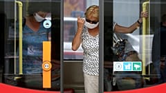 In öffentlichen Verkehrsmitteln auf jeden Fall Pflicht: Maske tragen
