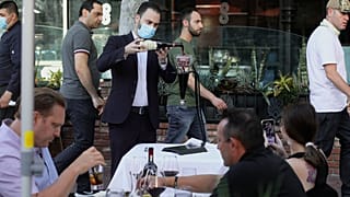 في كاليفورنيا يرفض أميركيون كثر وضع الكمامة