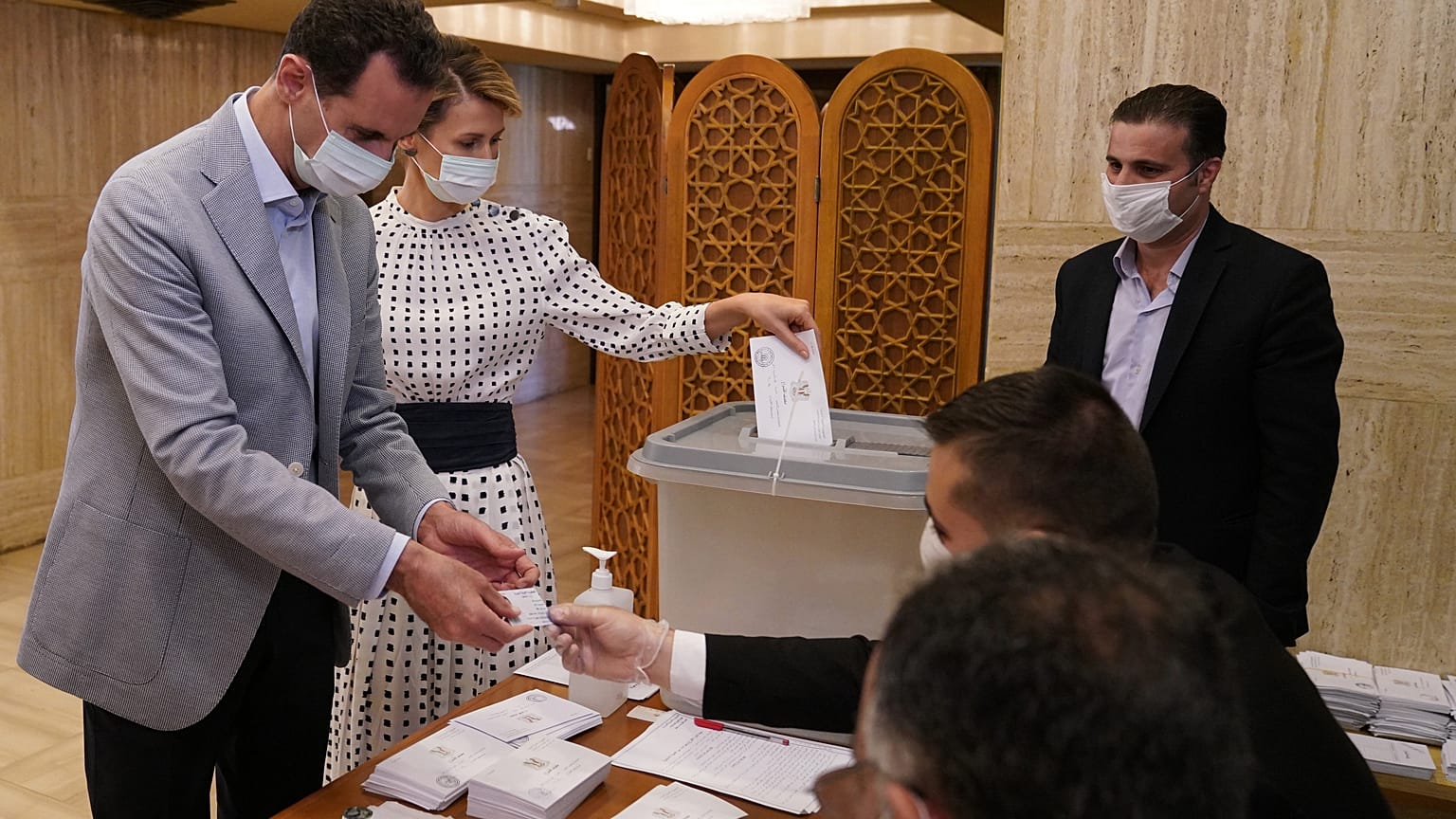 Suriye'de halk parlamento üyelerini belirlemek için oy kullandı