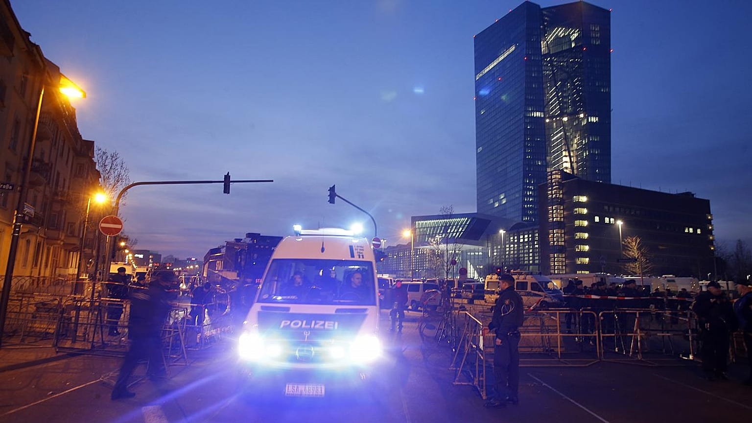 Una batalla campal contra la policía en Fráncfort se salda con 39 detenidos y 5 agentes heridos
