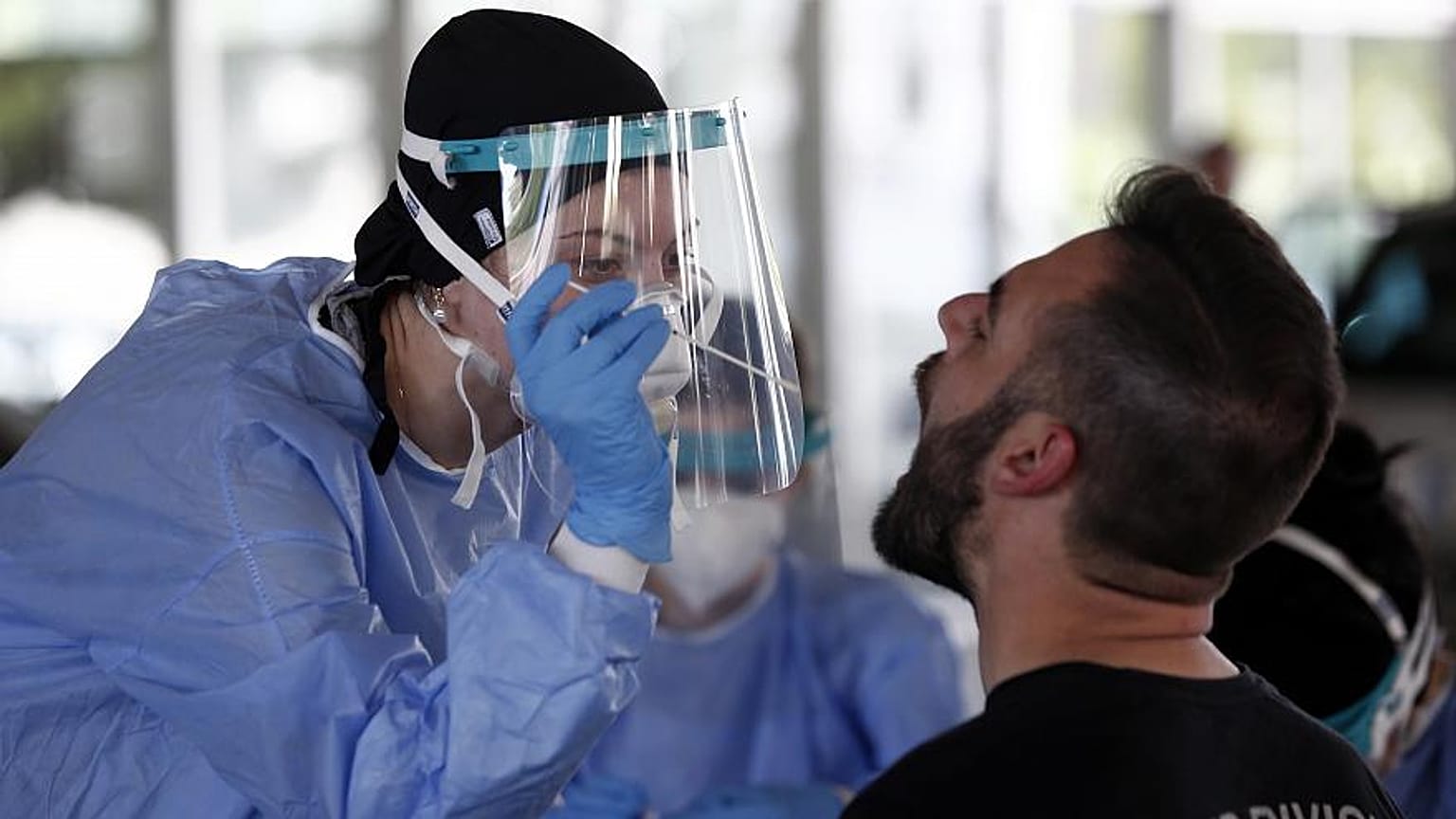 Am griechischen Grenzübergang Promahonas zu Bulgarien werden Abstriche gemacht.