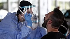 Am griechischen Grenzübergang Promahonas zu Bulgarien werden Abstriche gemacht.