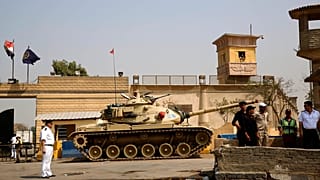 دبابة تابعة للجيش المصري أمام سجن طرّة في القاهرة (أرشيف)