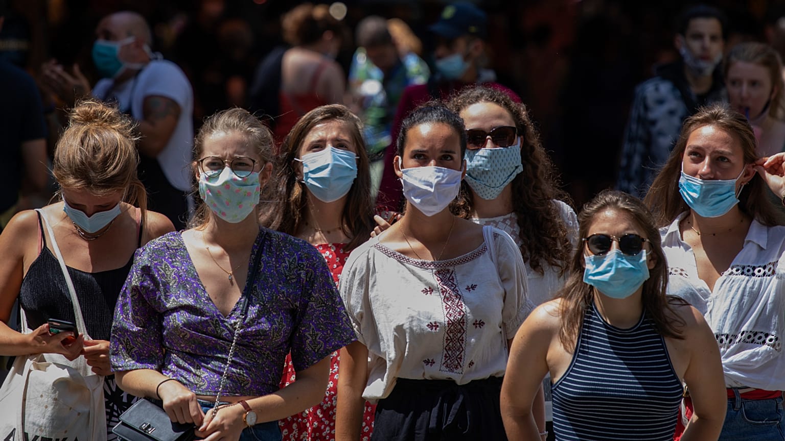 Aumenta a obrigação do uso de máscaras para reforçar a contenção da Covid-19