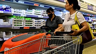 Μειωμένες προσδοκίες, μειωμένη κατανάλωση: Τι αγοράζουν οι Έλληνες