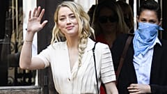 Johnny Deep'in eski eşi Amber Heard, ünlü oyuncunun kendisine farklı seferlerde şiddet uyguladığını ve tehdit ettiğini söyledi.