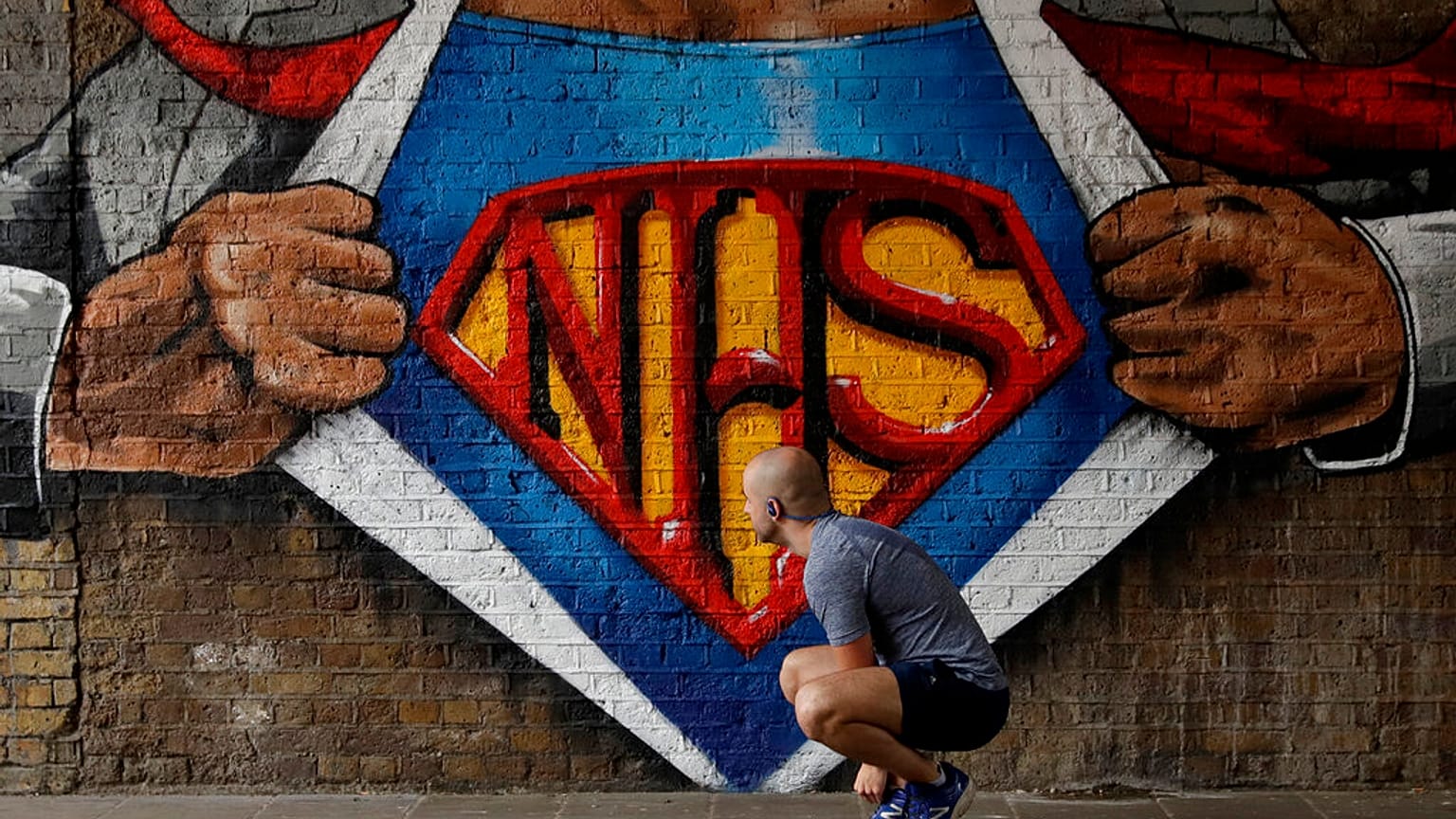 Az egészségügyi dolgozók erőfeszítéseit megköszönő londoni graffitik egyike