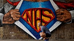 Az egészségügyi dolgozók erőfeszítéseit megköszönő londoni graffitik egyike